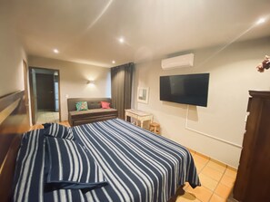 5 quartos, cofres nos quartos, escrivaninha