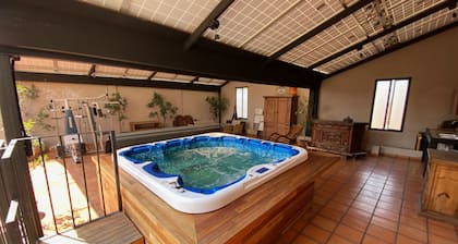 Unique, downtown, private, spacious, warm jacuzzi
