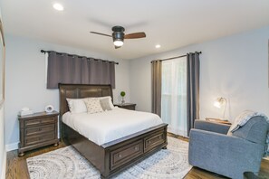 5 bedrooms, iron/ironing board, travel crib, WiFi - RANCH BEAUTY- 5Bd/3Ba, King Beds, Mins to Broadway, Opry & Airport - Sleeps 12! (Nashville)