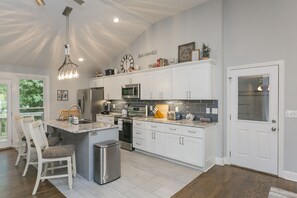 Fridge, microwave, oven, stovetop - RANCH BEAUTY- 5Bd/3Ba, King Beds, Mins to Broadway, Opry & Airport - Sleeps 12! (Nashville)