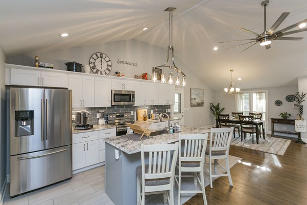 Fridge, microwave, oven, stovetop - RANCH BEAUTY- 5Bd/3Ba, King Beds, Mins to Broadway, Opry & Airport - Sleeps 12! (Nashville)