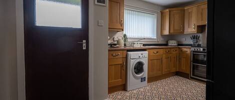 Kühlschrank, Mikrowelle, Ofen, Wasserkocher mit Kaffee-/Teezubehör