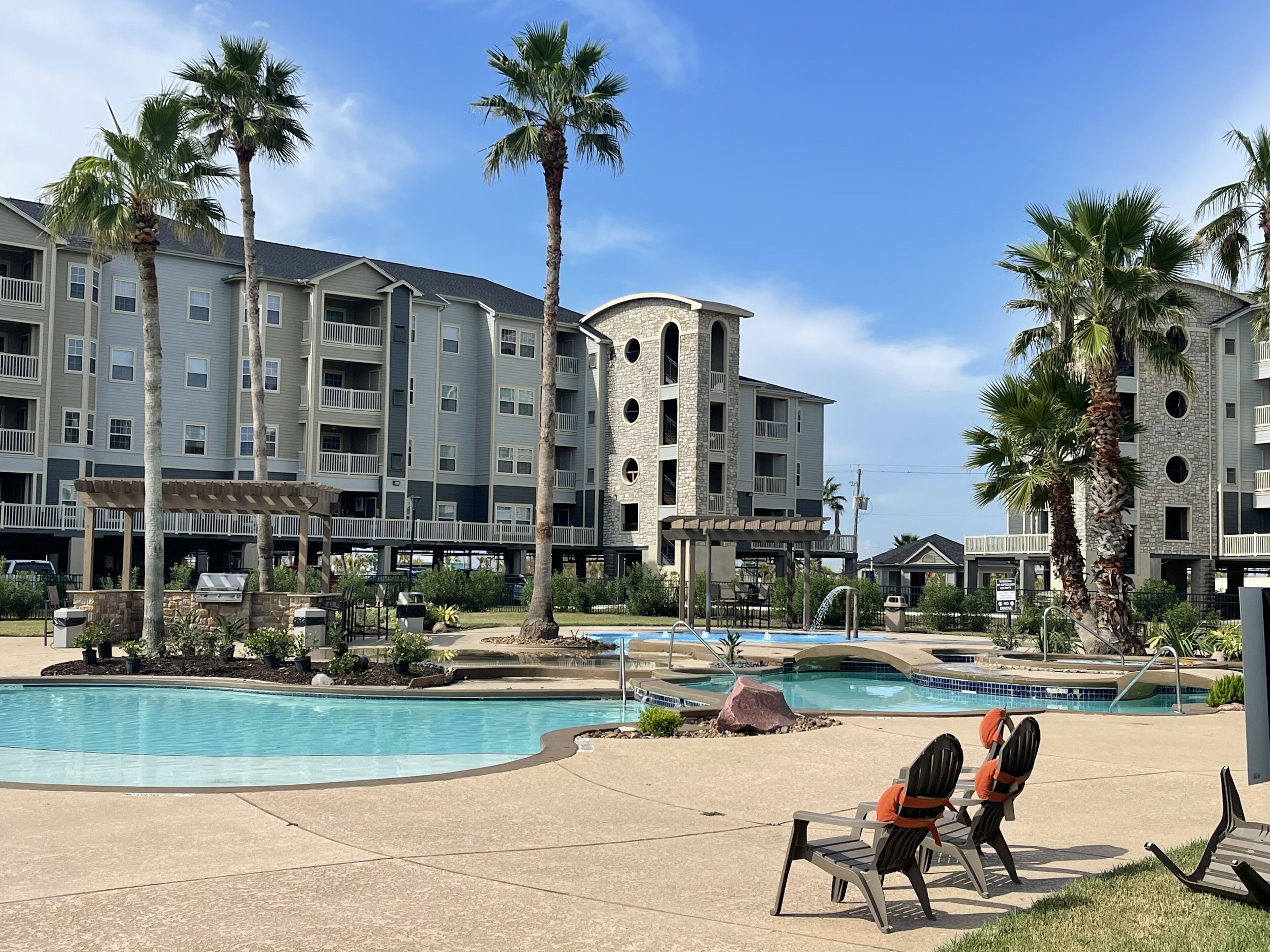 RELAX BY THE BEACH! 2 Queen Beds,WiFi, Free Parking, Elevator, Gym, Pool, HotTub
