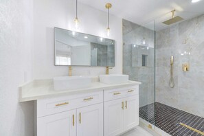 Dusche, Handtücher, Seife, Shampoo