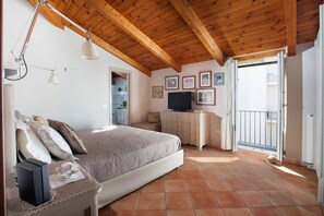 3 habitaciones, tabla de planchar con plancha, cuna de viaje y wifi