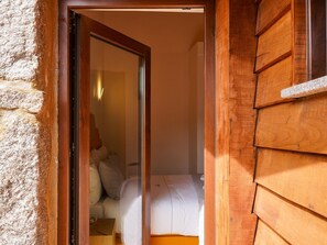2 bedrooms, internet, bed sheets