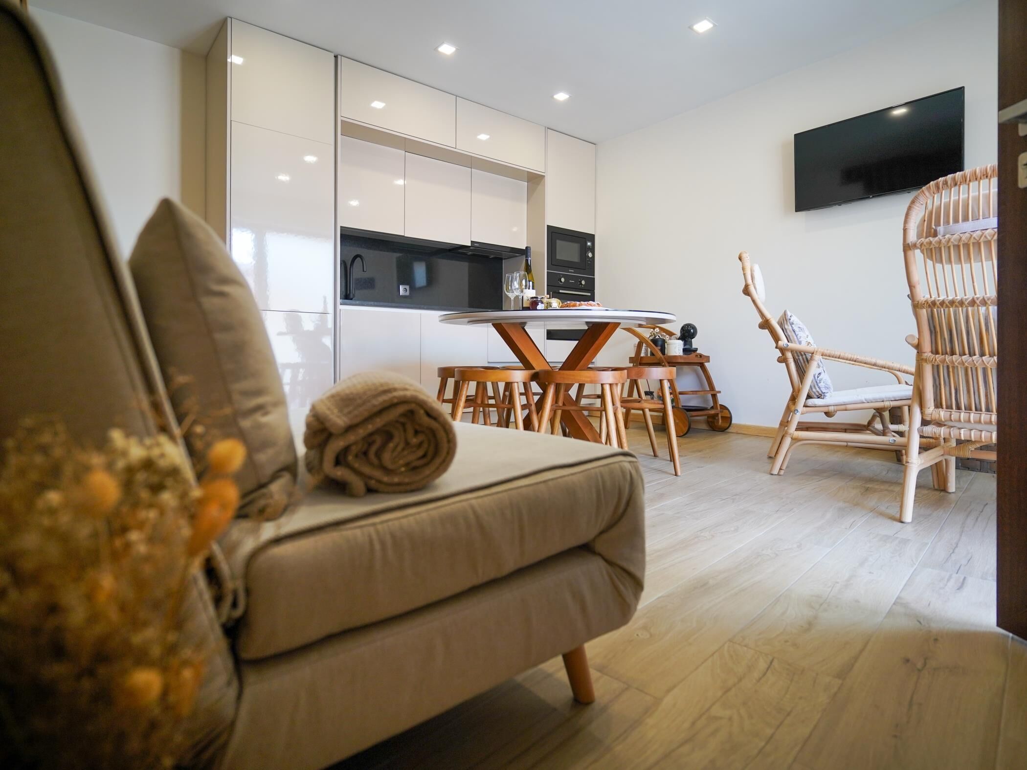 Een televisie en een open haard