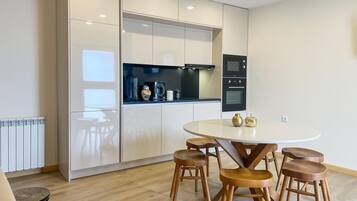 Een koelkast, een microgolfoven, een oven, een vaatwasser