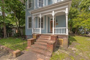 Exterior detail - Downtown Brunswick. 1st Floor. (Brunswick)