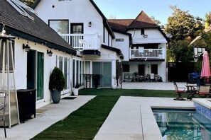 A two-story house with a swimming pool, a well-maintained lawn, and outdoor furniture. - Historic Modern House Pasadena (Pasadena)