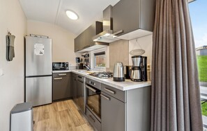 Een koelkast, een kookplaat, een vaatwasser