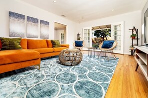 Smart-tv, pejs, bordtennisbord