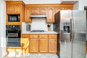 Køleskab, mikrobølgeovn, ovn, kogeplade