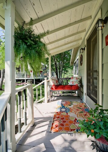 Charming cottage for two in a country setting but close to downtown.