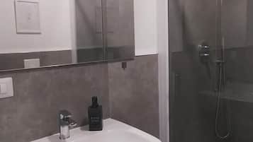 Dusche, Haartrockner, Bidet, HandtĂŒcher