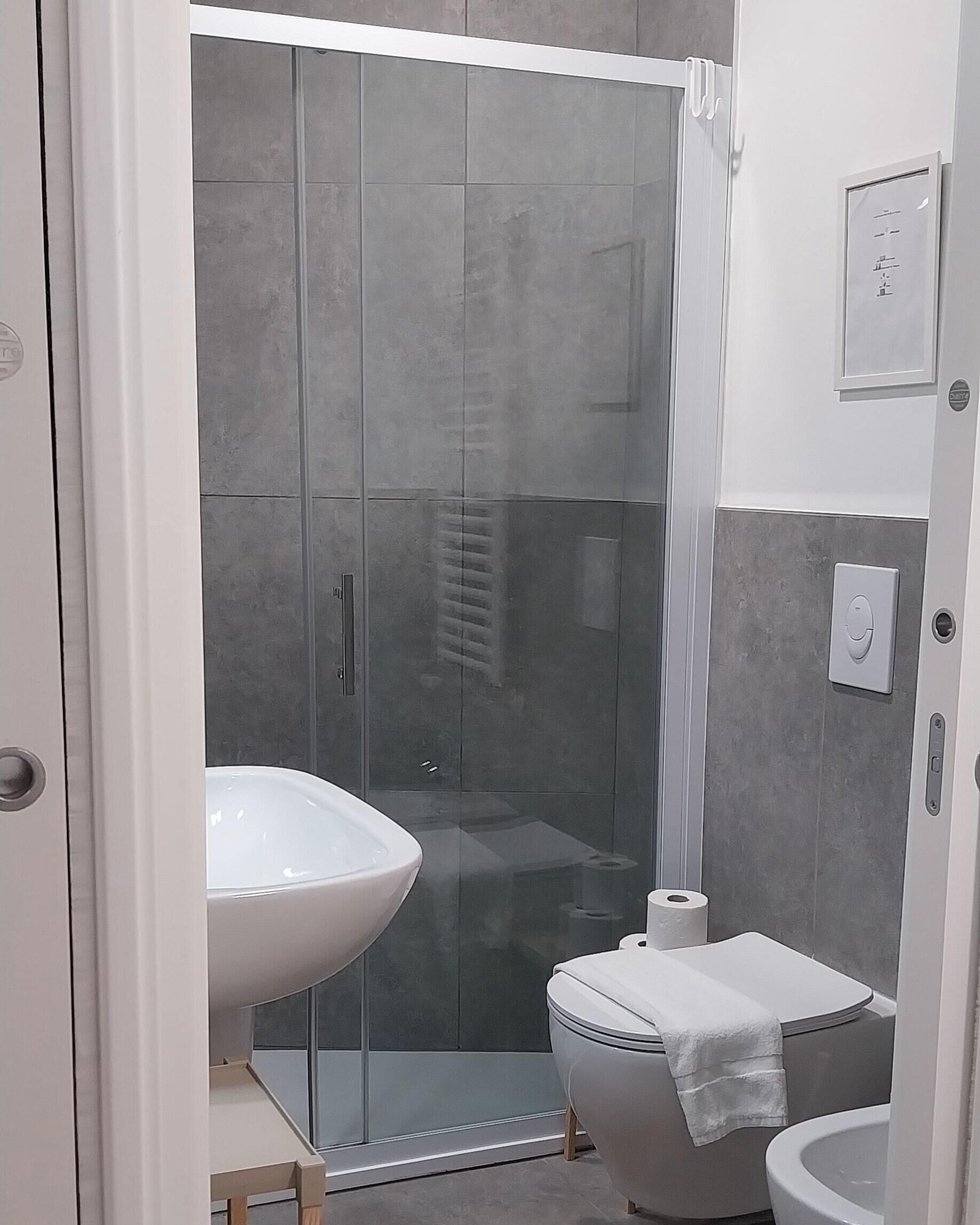 Douche, sèche-cheveux, bidet, serviettes fournies