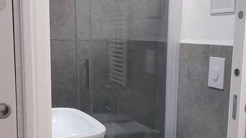 Douche, sĂšche-cheveux, bidet, serviettes fournies