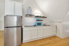 Kühlschrank, Mikrowelle, Herdplatte