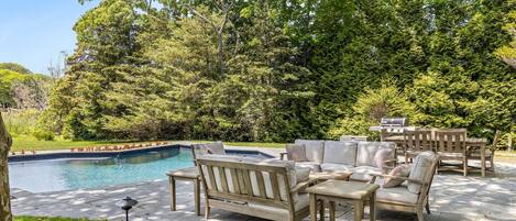 حمّام سباحة خارجي، حمّام سباحة مُدفَّأ