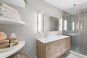 Dusche, umweltfreundliche Kosmetikartikel, Haartrockner, Handtücher