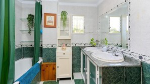 أحواض استحمام، مجففات شعر، مناشف