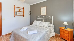 3 habitaciones, tabla de planchar con plancha, cuna de viaje y wifi