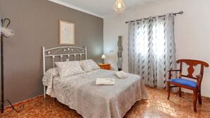 3 slaapkamers, een strijkplank/strijkijzer, reisbedje, wifi