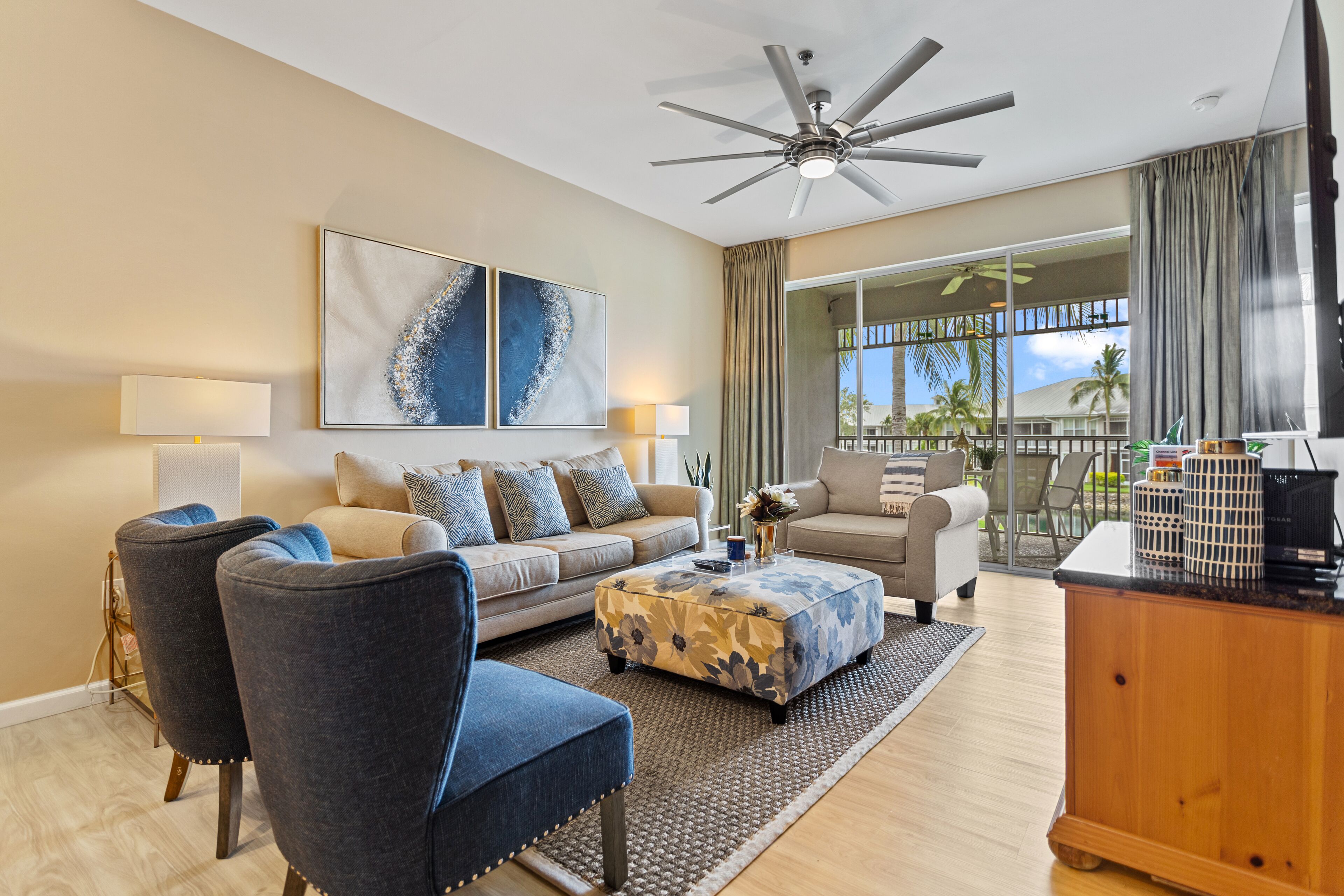 New Listing in Lely! Free Golf May/October!  Perfect location, perfect vacation!