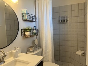 Dusche, Haartrockner, Handtücher, Seife