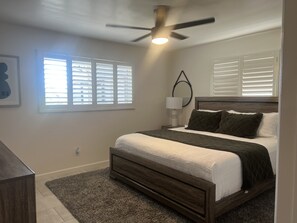 3 slaapkamers, een strijkplank/strijkijzer, reisbedje, gratis wifi