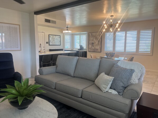 Een smart-tv, boeken en een stereo