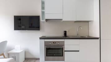 Frigorifero, forno, piano cottura, macchina per tè/caffè