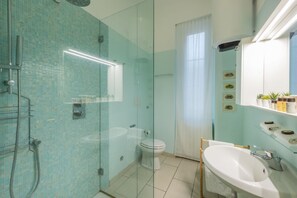 Doccia, asciugacapelli, bidet, asciugamani