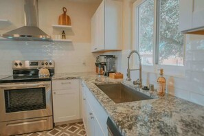 Fridge, microwave, oven, stovetop - Casa Urbana+Hot Tub+Pet Friendly+No Pet Fee! (Albuquerque)