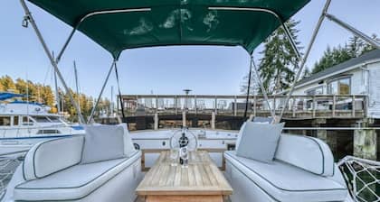 Historic Charming Boat in Downtown Harbor