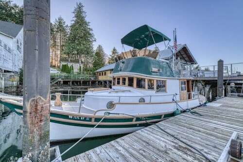 Historic Charming Boat in Downtown Harbor

