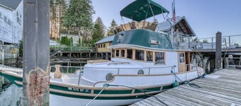 Historic Charming Boat in Downtown Harbor


