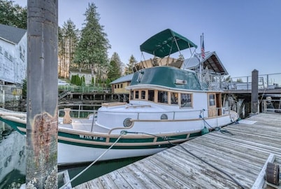 Historic Charming Boat in Downtown Harbor