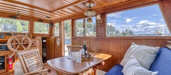 Spacious 46' Yacht: Luxury, kayaks, walk to town

