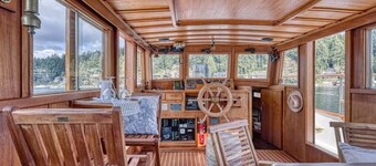 Spacious 46' Yacht: Luxury, kayaks, walk to town

