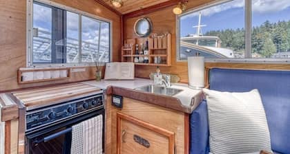 38' Yacht equipped with luxury and kayaks!