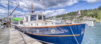 38' Yacht equipped with luxury and kayaks!

