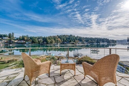 Waterfront high end home-dock, hot tub fun

