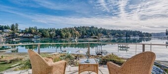 Waterfront high end home-dock, hot tub fun


