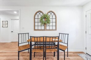 Dining - The FarmHouse on Ollie (Stephenville)