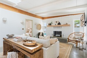 Smart TV, lareira, aparelho de som