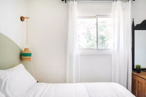 4 bedrooms, iron/ironing board, WiFi, bed sheets