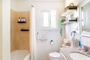 Séchoir à cheveux, serviettes fournies, savon, papier de toilette