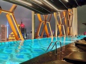 2 kolam renang outdoor, dengan cabana gratis dan payung kolam renang