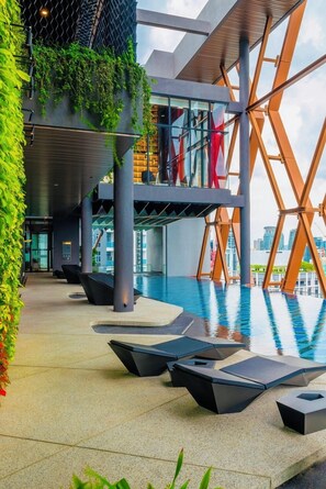 2 室外游泳池，06:00 至 23:00 开放，免费小屋，池畔遮阳伞